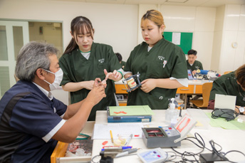 理解できるまで根気よく指導しますの様子